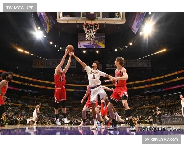 湖人防守衔接混乱 护框与换防协调性出现明显问题 湖人防守衔接混乱 护框与换防协调性出现明显问题